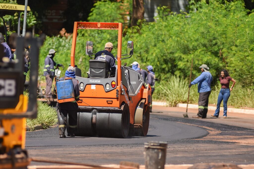 Com força-tarefa, Prefeitura restaura trecho da rotatória da Av. Rachid Neder Com força-tarefa, Prefeitura restaura trecho da rotatória da Av. Rachid Neder