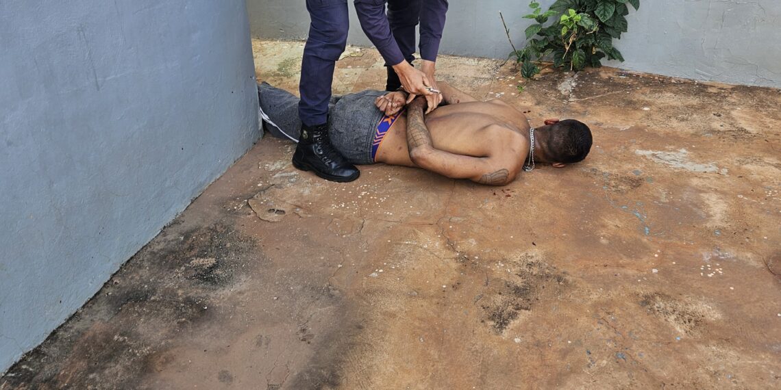 Ladrão encapuzado e armado com faca é preso após tentar assaltar supermercado no Aero Rancho