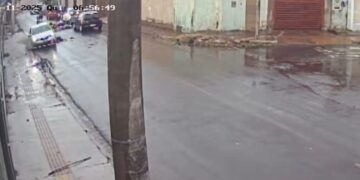 Mulher é arremessada e morre em grave acidente entre moto e carros no Leblon