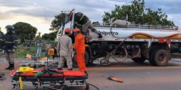 Batida entre dois caminhões e Gol bloqueia BR-158 e deixa motorista ferido