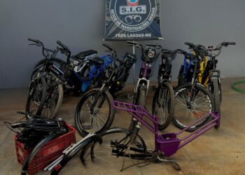 Grupo de adolescentes é flagrado desmontando bicicletas elétricas roubadas em Três Lagoas