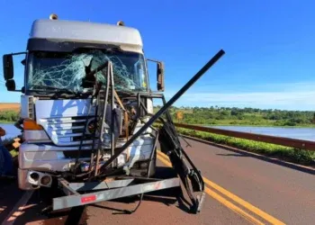 Carretinha desgovernada atinge caminhão e assusta motorista na Ponte Jan Bata Carretinha desgovernada atinge caminhão e assusta motorista na Ponte Jan Bata