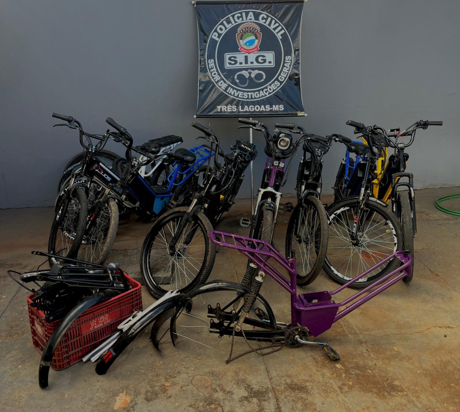 Grupo de adolescentes é flagrado desmontando bicicletas elétricas roubadas em Três Lagoas