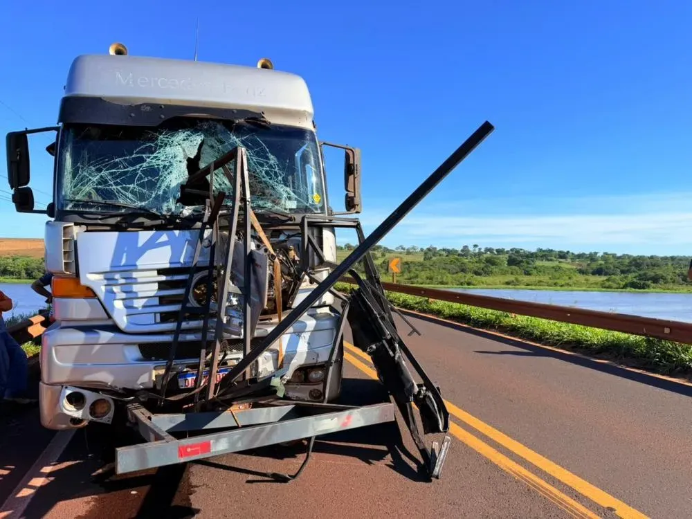 Carretinha desgovernada atinge caminhão e assusta motorista na MS-395