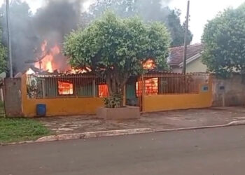 Casa é consumida pelo fogo e idoso é salvo por vizinhos em Vicentina Casa é consumida pelo fogo e idoso é salvo por vizinhos em Vicentina