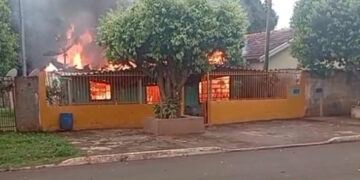 Casa é consumida pelo fogo e idoso é salvo por vizinhos em Vicentina