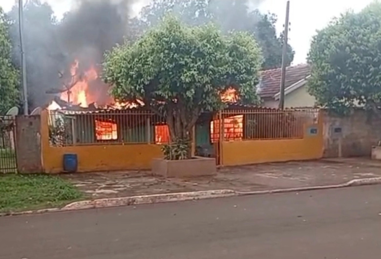 Casa é consumida pelo fogo e idoso é salvo por vizinhos em Vicentina