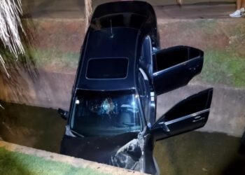 Ford Fusion cai em valeta após desviar de carro acidentado em Chapadão do Sul