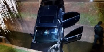 Ford Fusion cai em valeta após desviar de carro acidentado em Chapadão do Sul