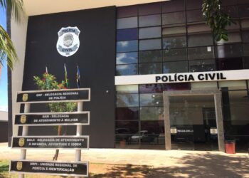 Homem que agrediu mulher com socos, chutes e banco de madeira enquanto ela segurava bebê é preso