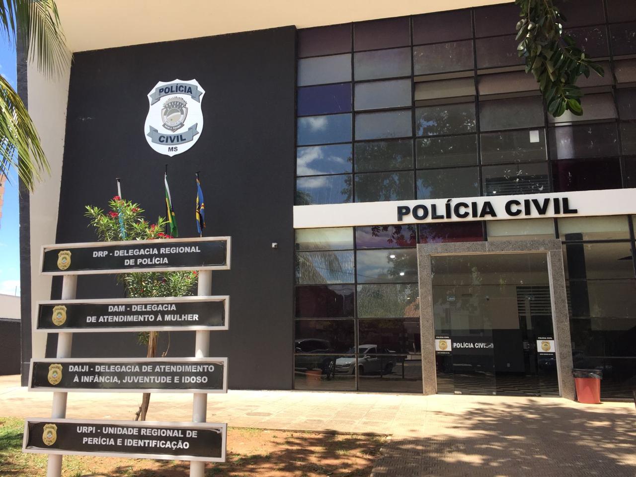Homem que agrediu mulher com socos, chutes e banco de madeira enquanto ela segurava bebê é preso