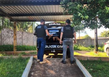 Homem é preso por agredir e ameaçar namorada com arma de fogo