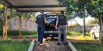 Homem é preso por agredir e ameaçar namorada com arma de fogo