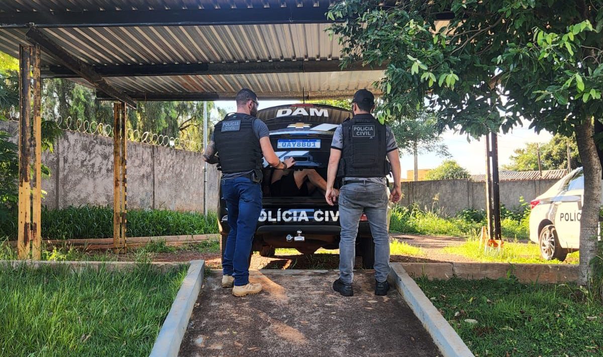 Homem é preso por agredir e ameaçar namorada com arma de fogo