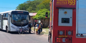 Adolescente é atropelada ao atravessar rua de bicicleta em Corumbá