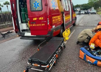 Motociclista é socorrida após cair em via que liga Corumbá a Ladário Motociclista é socorrida após cair em via que liga Corumbá a Ladário