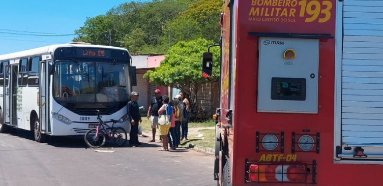 Adolescente é atropelada ao atravessar rua de bicicleta em Corumbá