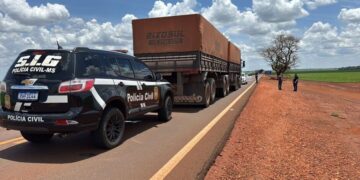 Casal de SP é flagado transportando carreta roubada rumo à fronteira