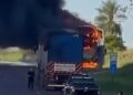 Ônibus pega fogo na BR-163 em Dourados, mas passageiros escapam ilesos