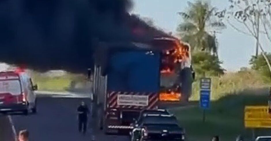 Ônibus pega fogo na BR-163 em Dourados, mas passageiros escapam ilesos