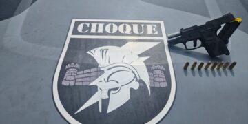 PM apreende pistola de uso restrito e prende motorista durante patrulhamento no Bairro Bandeirantes