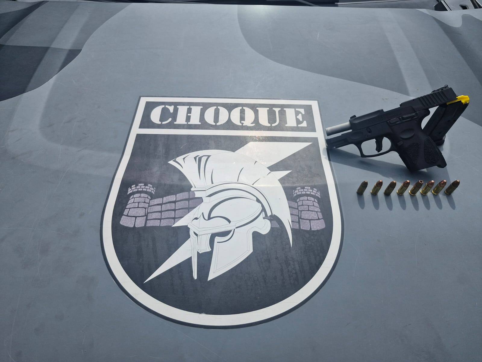 PM apreende pistola de uso restrito e prende motorista durante patrulhamento no Bairro Bandeirantes