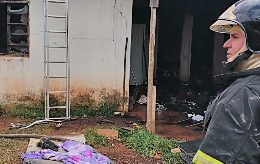 Explosão de botijão de gás destrói casa em São Gabriel do Oeste