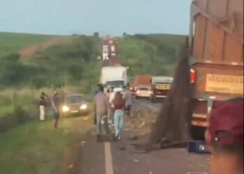 Carretas se envolvem em grave acidente na BR-163 entre Eldorado e Itaquiraí (vídeo) Carretas se envolvem em grave acidente na BR-163 entre Eldorado e Itaquiraí (vídeo)