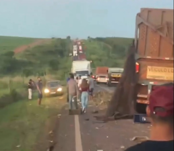 Carretas se envolvem em grave acidente na BR-163 entre Eldorado e Itaquiraí (vídeo)