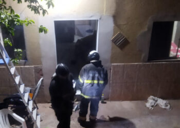 Incêndio causado por carregador na tomada mobiliza bombeiros em Corumbá Incêndio causado por carregador na tomada mobiliza bombeiros em Corumbá