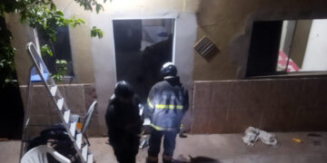 Incêndio causado por carregador na tomada mobiliza bombeiros em Corumbá