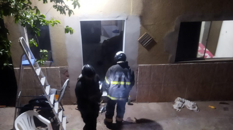 Incêndio causado por carregador na tomada mobiliza bombeiros em Corumbá