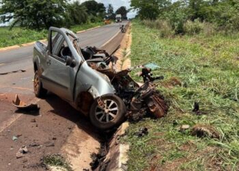 Acidente entre carro e carreta deixa uma pessoa morta na BR-376 Acidente entre carro e carreta deixa uma pessoa morta na BR-376