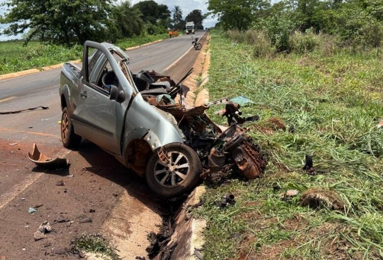 Acidente entre carro e carreta deixa uma pessoa morta na BR-376