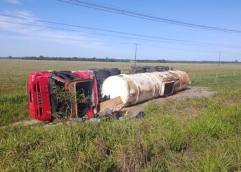 Carreta tomba na MS-276 entre Batayporã e Anaurilândia Carreta tomba na MS-276 entre Batayporã e Anaurilândia