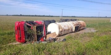 Carreta tomba na MS-276 entre Batayporã e Anaurilândia