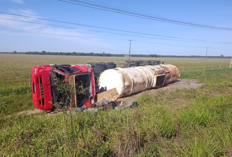 Carreta tomba na MS-276 entre Batayporã e Anaurilândia