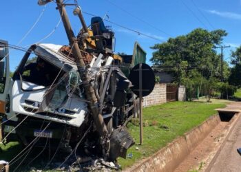 Acidente deixa caminhoneiro preso às ferragens em Dourados Acidente deixa caminhoneiro preso às ferragens em Dourados
