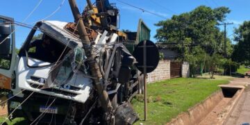 Acidente deixa caminhoneiro preso às ferragens em Dourados