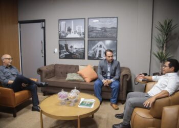 Presidente da Câmara debate com Associação Comercial melhorias em leis para atrair investimentos