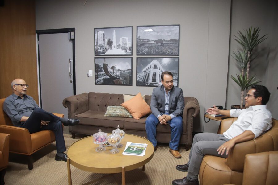 Presidente da Câmara debate com Associação Comercial melhorias em leis para atrair investimentos