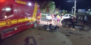Jovem fica gravemente ferido em acidente entre carro e moto em Chapadão do Sul
