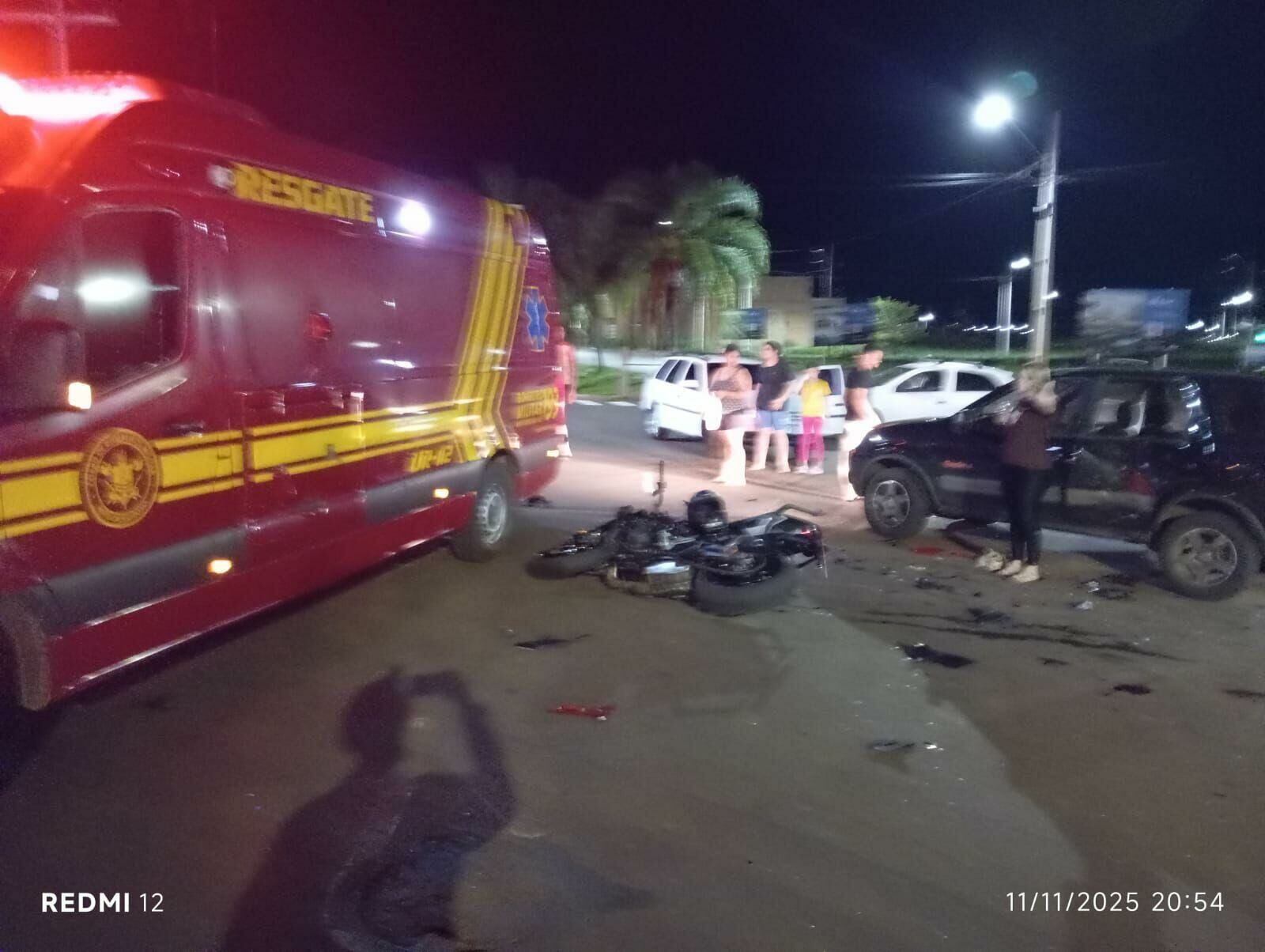 Jovem fica gravemente ferido em acidente entre carro e moto em Chapadão do Sul