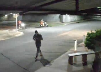 Câmeras registram vai e vem de homem antes de incêndio que matou familia em Rochedo