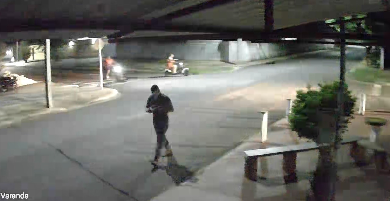 Câmeras registram vai e vem de homem antes de incêndio que matou familia em Rochedo