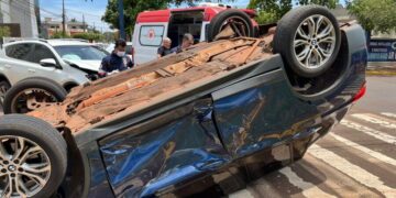 BMW capota em cruzamento de Dourados e deixa trânsito lento