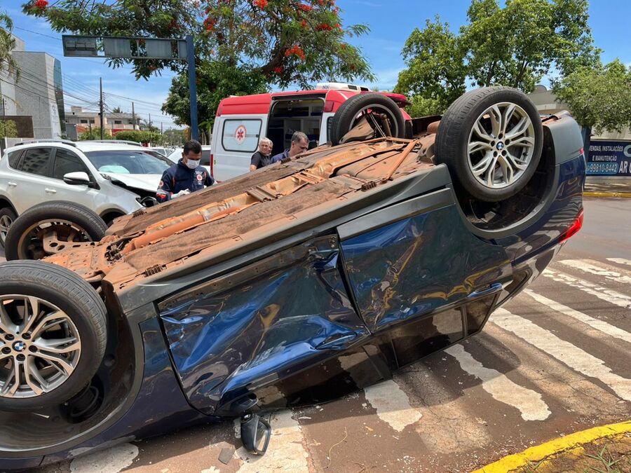 BMW capota em cruzamento de Dourados e deixa trânsito lento