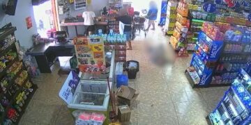 Homem é esfaqueado dentro de mercado após desentendimento na Vila Nasser (vídeo)