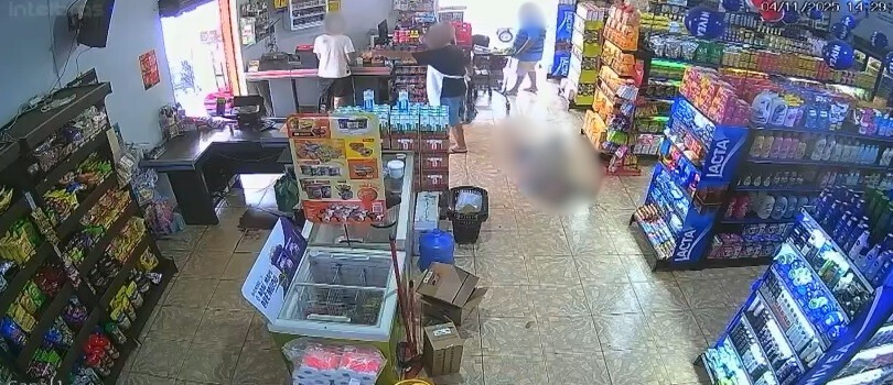 Homem é esfaqueado dentro de mercado após desentendimento na Vila Nasser (vídeo)