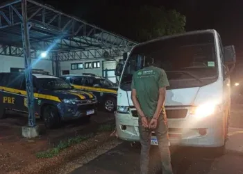 Micro-ônibus furtado é recuperado após acidente e fuga no interior do Estado Micro-ônibus furtado é recuperado após acidente e fuga no interior do Estado